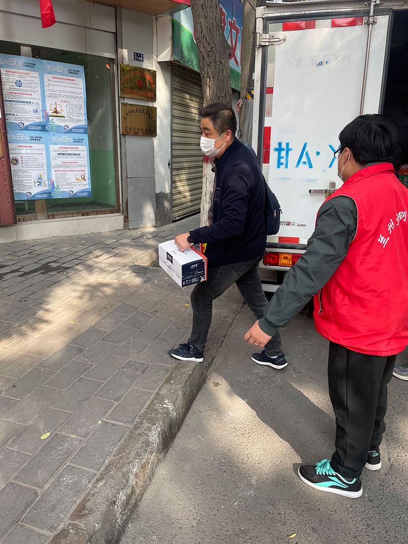 愛心捐贈暖人心，攜手共濟(jì)戰(zhàn)疫情——甘肅鴻成招標(biāo)代理有限公為抗疫一線的工作人員捐贈物資(圖1)